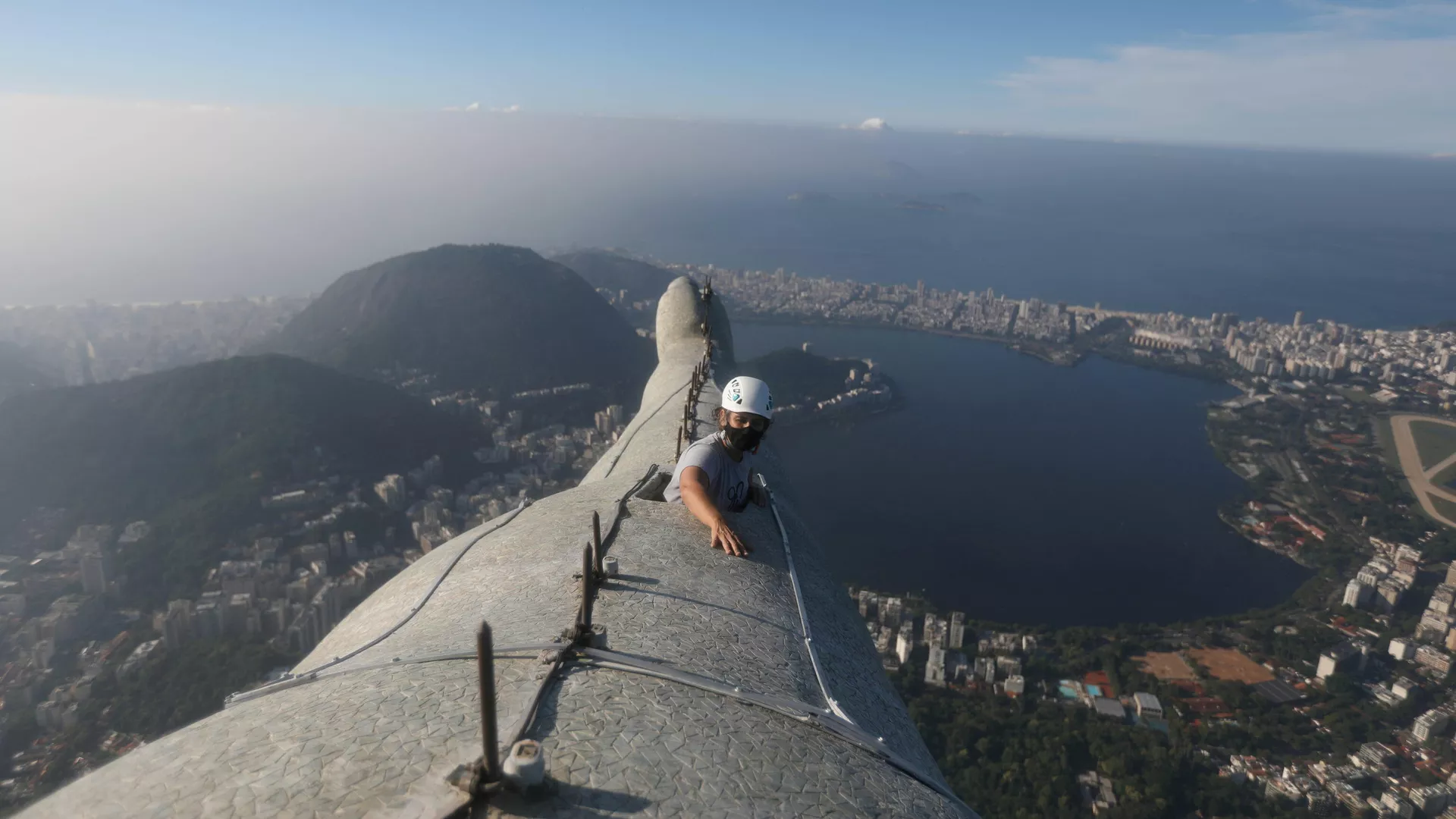 la arquitecta responsable de la restauración del Cristo Redentor verifica una de las manos de la estatua