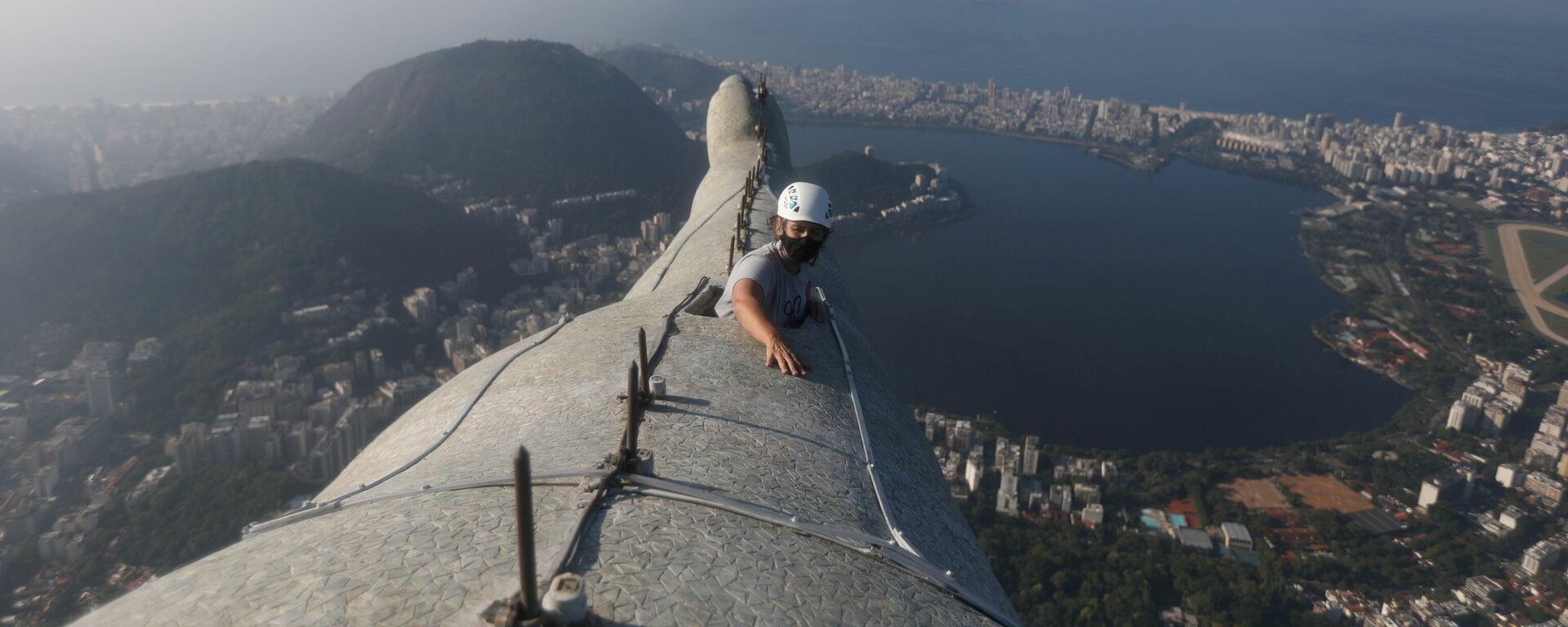 la arquitecta responsable de la restauración del Cristo Redentor verifica una de las manos de la estatua - Sputnik Mundo, 1920, 25.03.2021