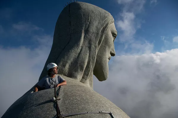 Su ubicación elevada permite que sea vista desde prácticamente cualquier punto de la ciudad.En la foto: la arquitecta responsable de la restauración del Cristo Redentor mira la ciudad de Río de Janeiro desde lo alto del monumento. Su ubicación elevada permite que sea vista desde prácticamente cualquier punto de la ciudad.En la foto: la arquitecta responsable de la restauración del Cristo Redentor mira la ciudad de Río de Janeiro desde lo alto del monumento. - Sputnik Mundo