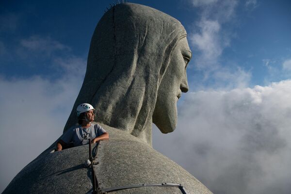 Su ubicación elevada permite que sea vista desde prácticamente cualquier punto de la ciudad.En la foto: la arquitecta responsable de la restauración del Cristo Redentor mira la ciudad de Río de Janeiro desde lo alto del monumento. - Sputnik Mundo