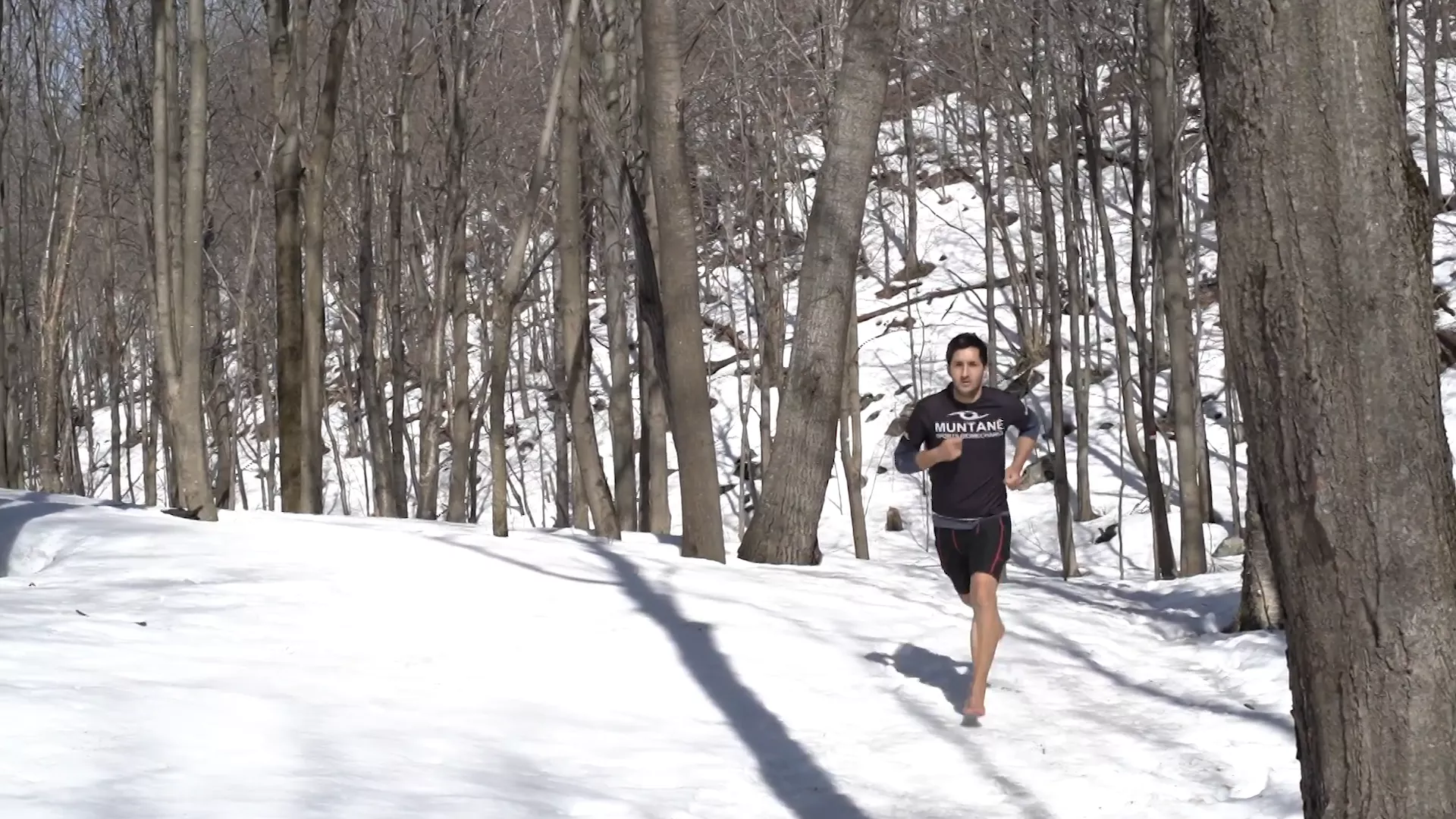 El atleta español Karim El Hayani corriendo descalzo sobre la nieve El atleta español Karim El Hayani corriendo descalzo sobre la nieve - Sputnik Mundo, 1920, 25.03.2021