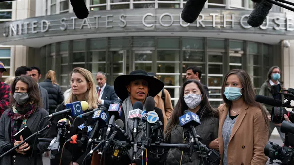 Fuera de la corte federal de Brooklyn después de la audiencia de sentencia para Keith Raniere - Sputnik Mundo