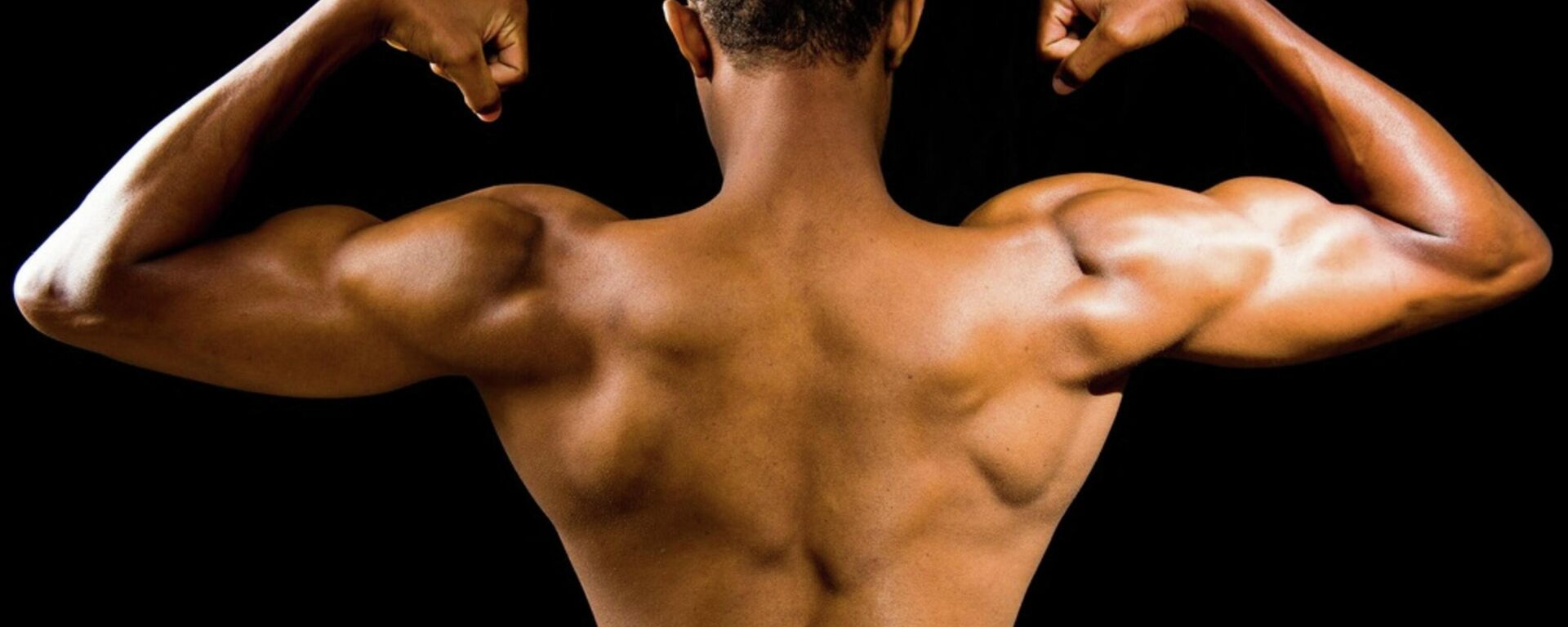 Un hombre flexiona sus músculos - Sputnik Mundo, 1920, 25.03.2021