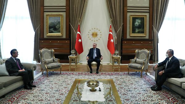 Wang Yi, Recep Tayyip Erdogan y Mevlut Cavusoglu - Sputnik Mundo