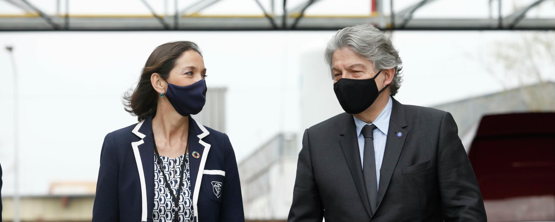 La ministra de Industria, Comercio y Turismo, Reyes Maroto y el comisario europeo de Mercado Interior, Thierry Breton La ministra de Industria, Comercio y Turismo, Reyes Maroto y el comisario europeo de Mercado Interior, Thierry Breton - Sputnik Mundo, 1920, 26.03.2021