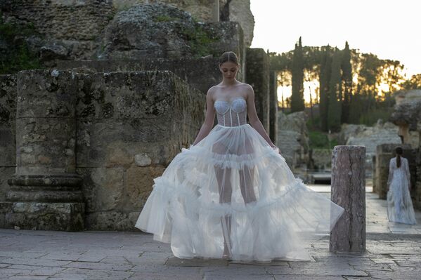 Una modelo en la Semana de la Moda de Andalucía Code&#x27;41 en el antiguo anfiteatro de Itálica, en Sevilla. - Sputnik Mundo