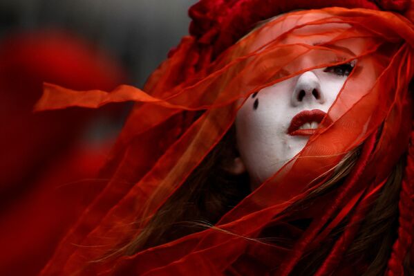 Una participante del movimiento Extinction Rebellion durante una protesta en la ciudad de Dublín. - Sputnik Mundo