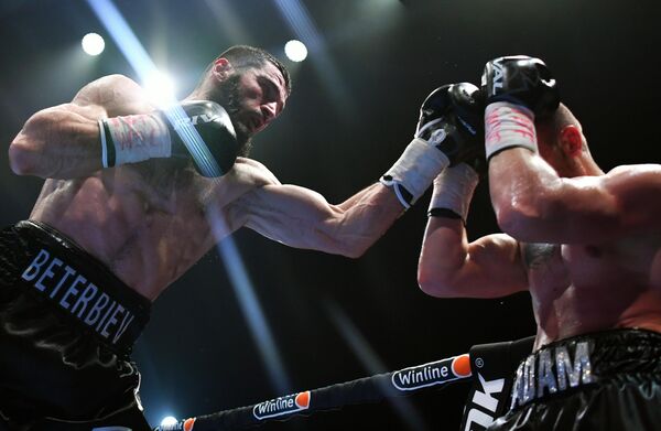 Artur Beterbiev (Rusia) y Adam Deines (Alemania) durante un combate WBC y IBF de peso semipesado en el Palacio de Deportes Megasport de Moscú. - Sputnik Mundo