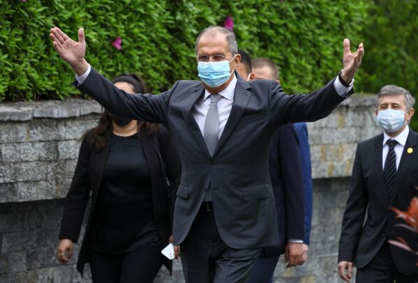 El titular del Ministerio de Asuntos Exteriores de Rusia, Serguéi Lavrov, antes de reunirse con su homólogo chino Wang Yi en la ciudad de Guilin, China.  - Sputnik Mundo