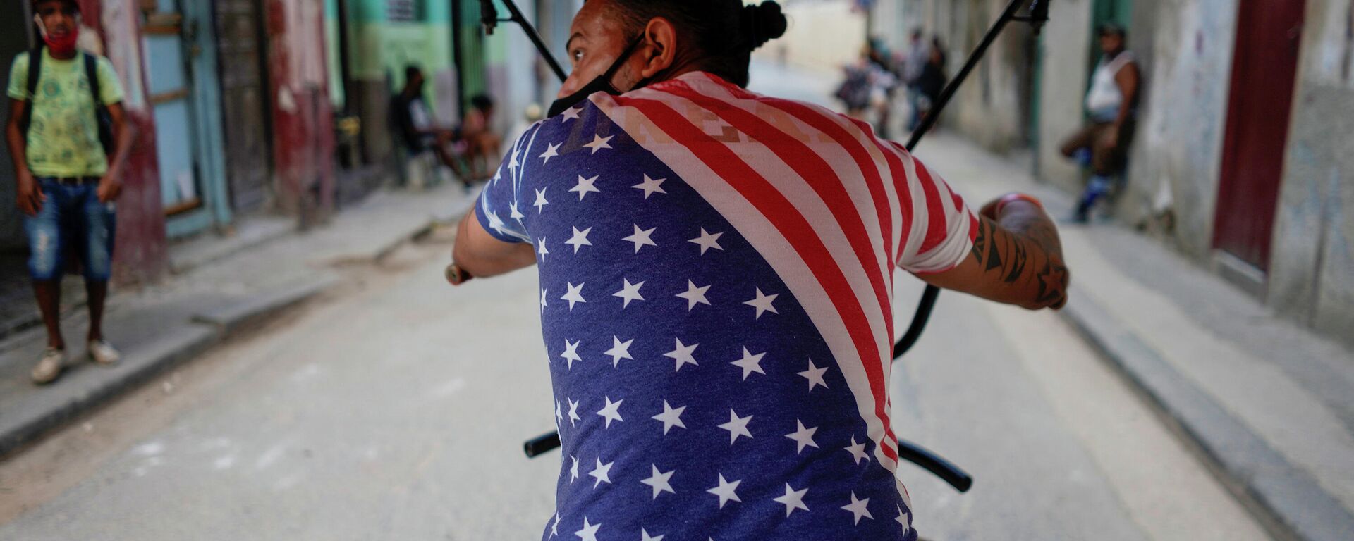 Un chico en bicicleta en la Habana, Cuba  - Sputnik Mundo, 1920, 26.03.2021