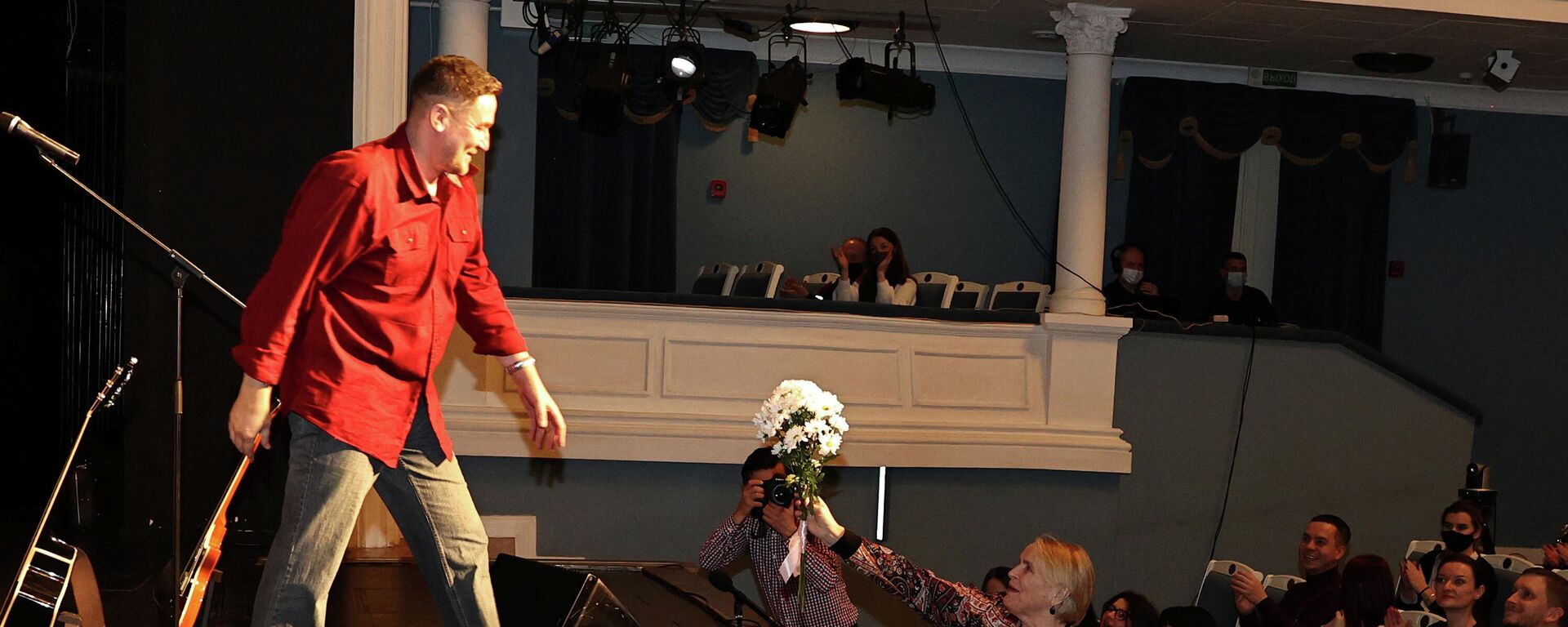 Dmitri Butákov del colectivo musical bielorruso Galasy ZMesta Dmitri Butákov del colectivo musical bielorruso Galasy ZMesta - Sputnik Mundo, 1920, 26.03.2021