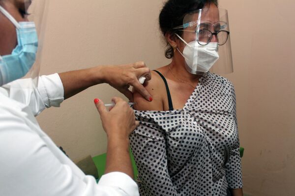 La estomatóloga Aida Martínez recibiendo la primera dosis de la vacuna cubana Soberana 02 - Sputnik Mundo