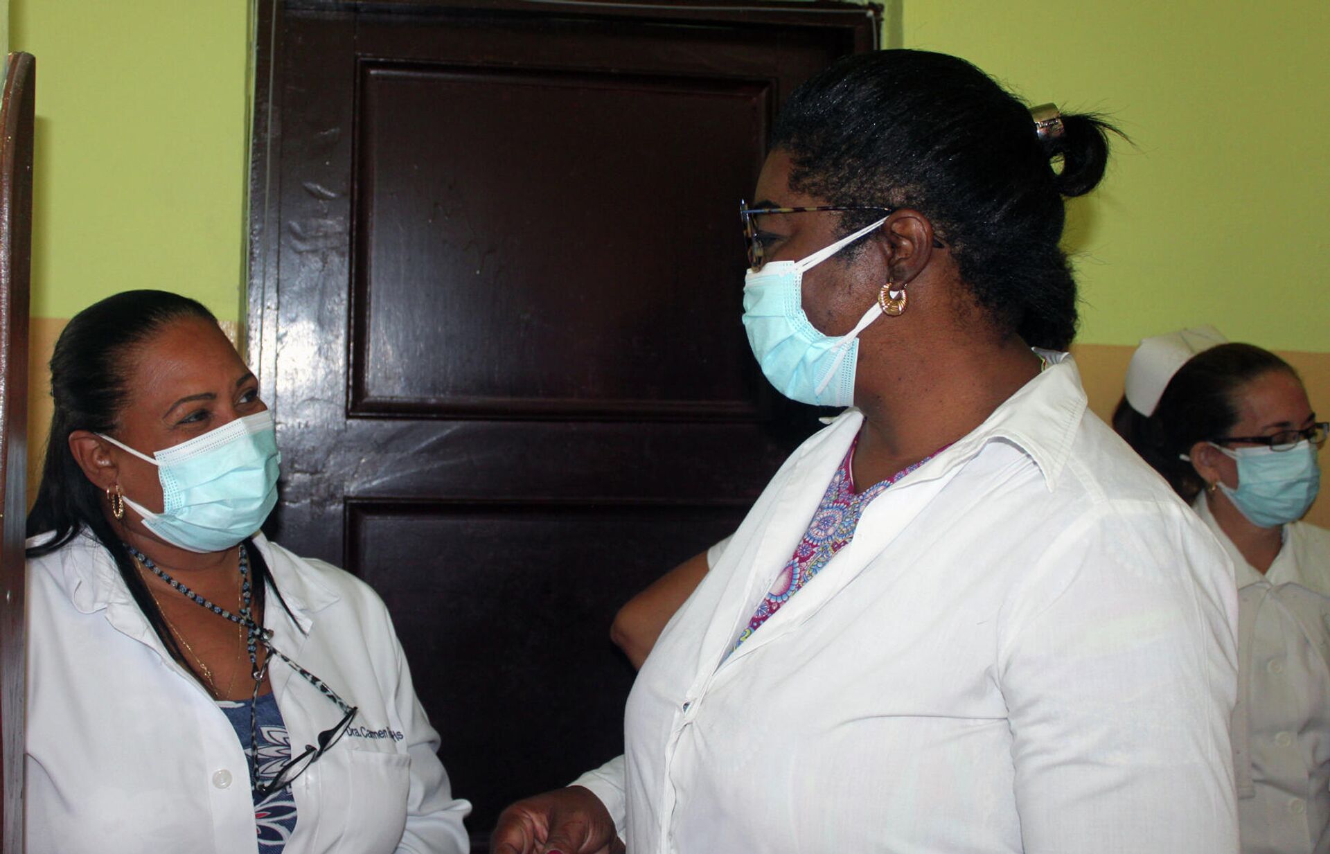 Doctora Osiris Barbería Elejalde (derecha), vicedirectora de Higiene y Epidemiología del policlínico “Héroes del Corynthia”, conversa con la directora del centro - Sputnik Mundo, 1920, 26.03.2021