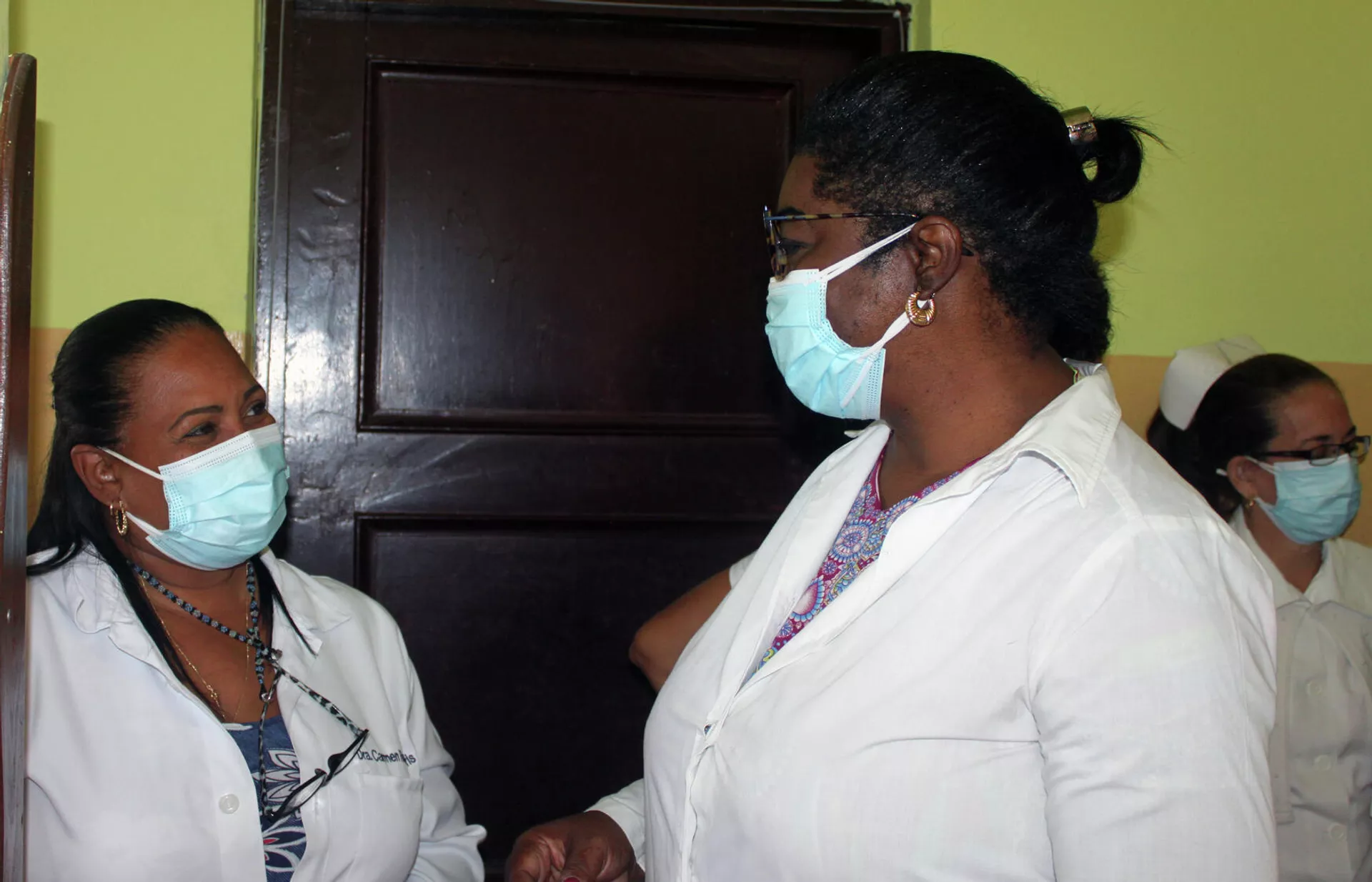 Doctora Osiris Barbería Elejalde (derecha), vicedirectora de Higiene y Epidemiología del policlínico “Héroes del Corynthia”, conversa con la directora del centro Doctora Osiris Barbería Elejalde (derecha), vicedirectora de Higiene y Epidemiología del policlínico “Héroes del Corynthia”, conversa con la directora del centro - Sputnik Mundo, 1920, 26.03.2021