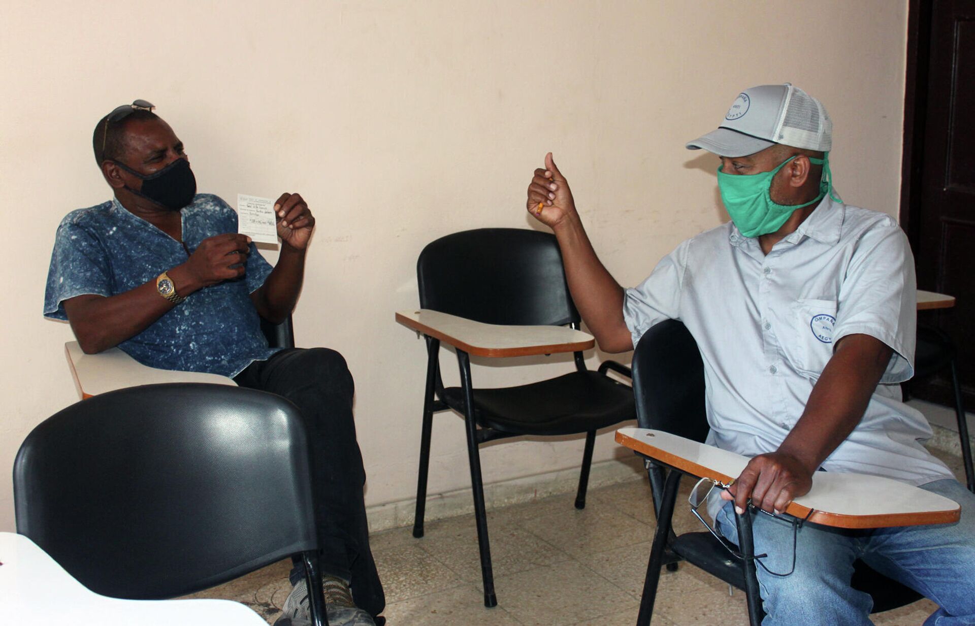 Saturnino Herrera Hernández conversa con otro trabajador de la salud mientras esperan posibles reacciones de la vacuna - Sputnik Mundo, 1920, 26.03.2021
