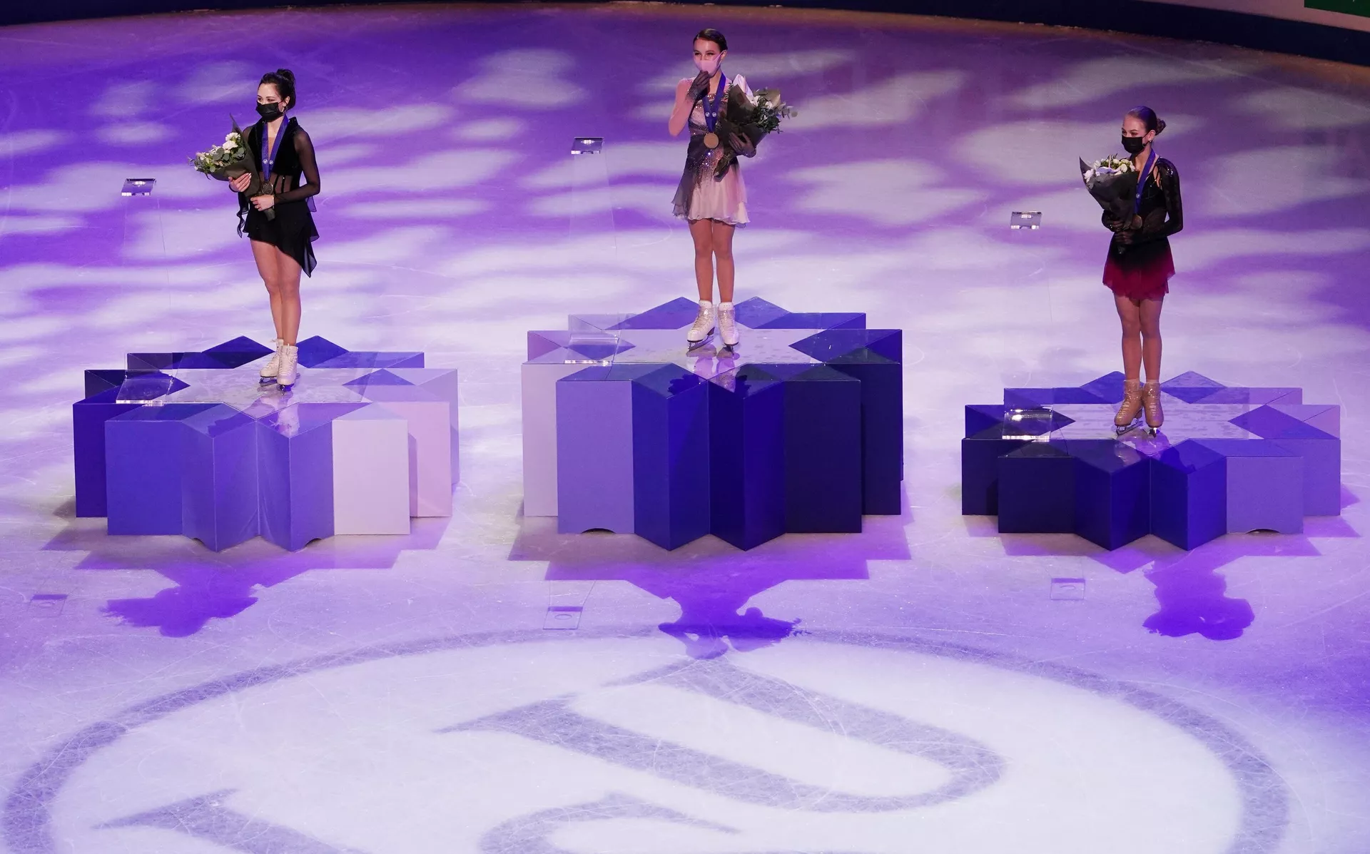 Elizaveta Tuktamysheva, Anna Shcherbakova y Alexandra Trusova - Sputnik Mundo, 1920, 26.03.2021