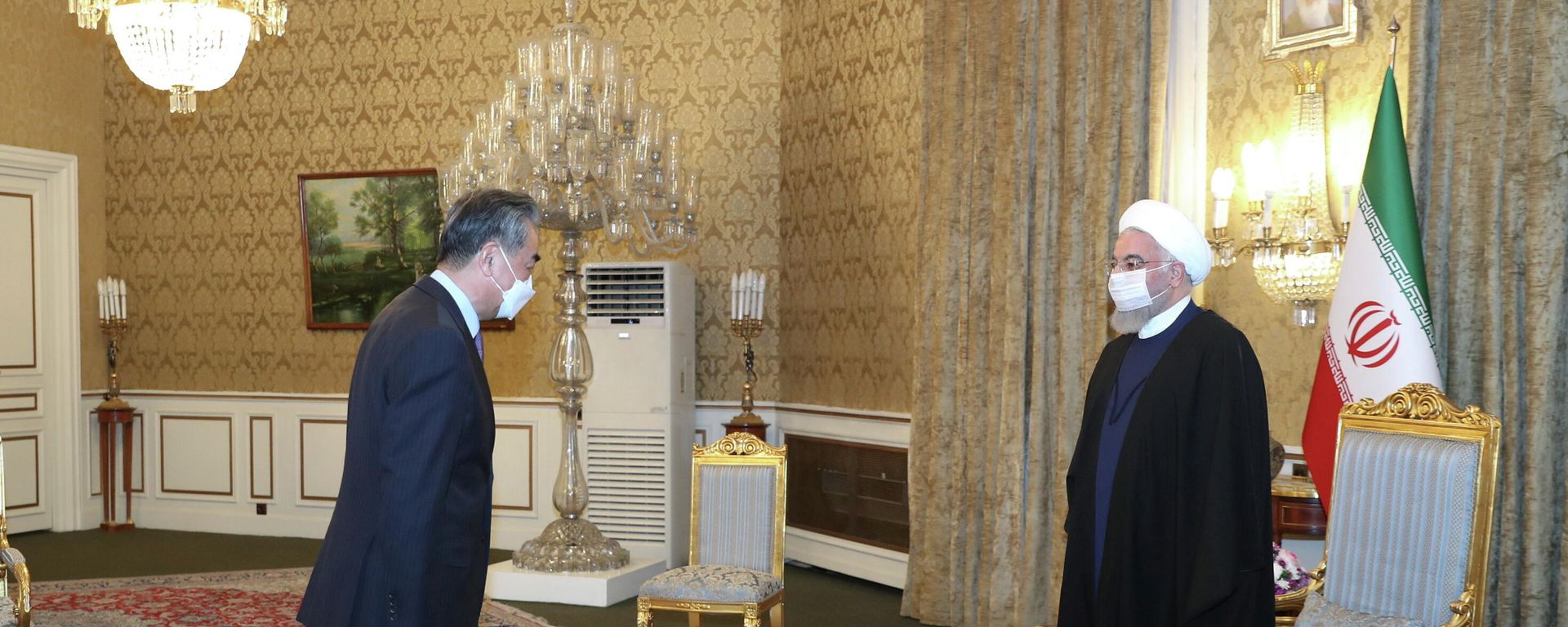 El ministro de Exteriores de China, Wang Yi, y el presidente de Irán, Hasán Rohaní - Sputnik Mundo, 1920, 27.03.2021