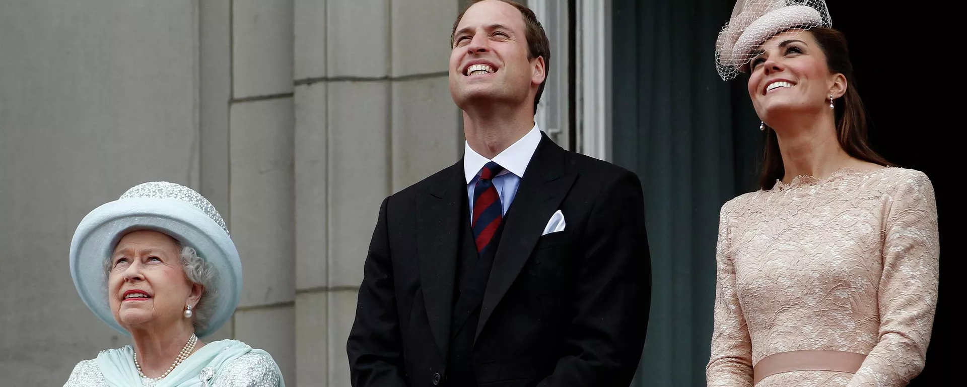 La reina Isabel II junto a William y Kate, en 2012 La reina Isabel II junto a William y Kate, en 2012 - Sputnik Mundo, 1920, 27.03.2021