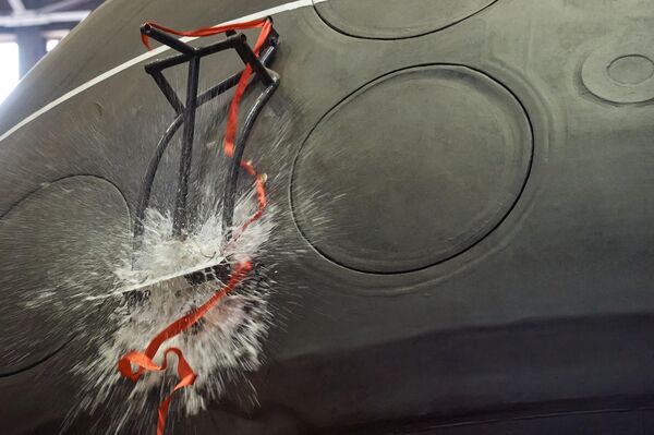 Botella de champán rota contra el casco del submarino ruso Magadan - Sputnik Mundo