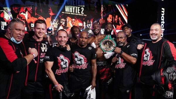 El equipo del boxeador británico Dillian Whyte tras ganar al ruso Alexandr Povetkin - Sputnik Mundo