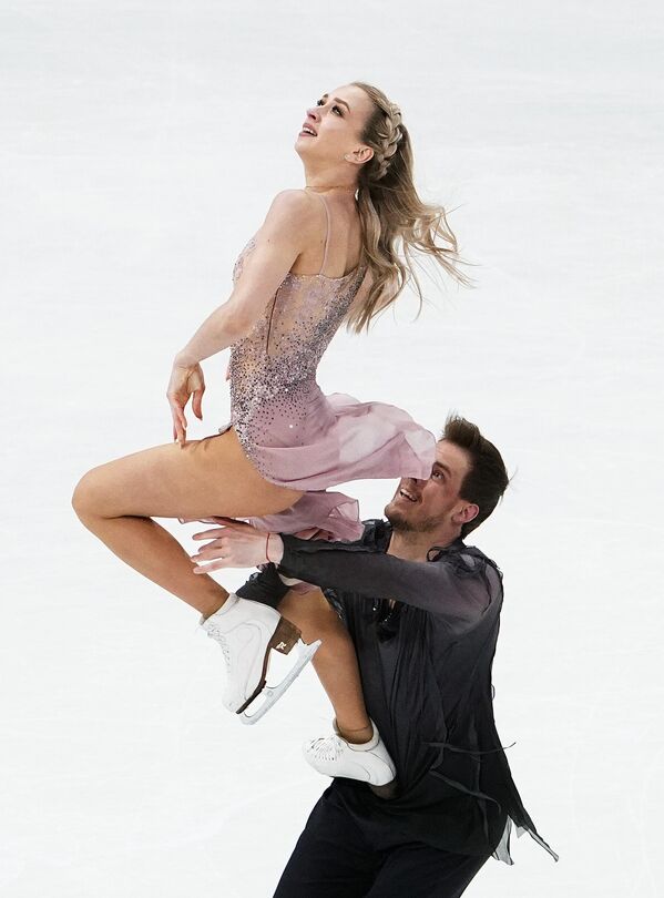 Dentro de la modalidad de danza, el oro se lo llevó la pareja rusa compuesta por Victoria Sinitsina y Nikita Katsalapov con 221,17 puntos. Es la primera vez que los patinadores alcanzan el escalafón más alto del podio.  - Sputnik Mundo