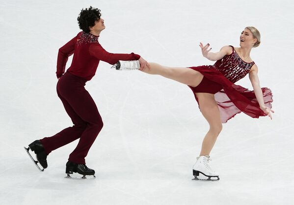 La pareja de canadienses Piper Gilles y Paul Poirier, obtuvo el bronce con 214,35.  - Sputnik Mundo