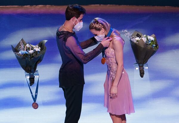 Los ganadores se colocaron ellos mismos sus propias medallas en un intento de reducir al mínimo el contacto entre las personas involucradas en la competición. - Sputnik Mundo