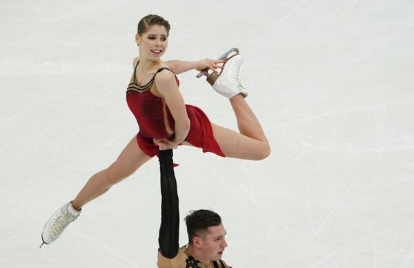 De acuerdo con los organizadores, este evento atrae a más de 300 millones de televidentes en todo el mundo y presenta a los mejores atletas de 50 países.

En la foto: Anastasiya Mishina y Alexandr Galiamov, patinadores rusos que se llevaron el oro en la categoría de parejas. - Sputnik Mundo