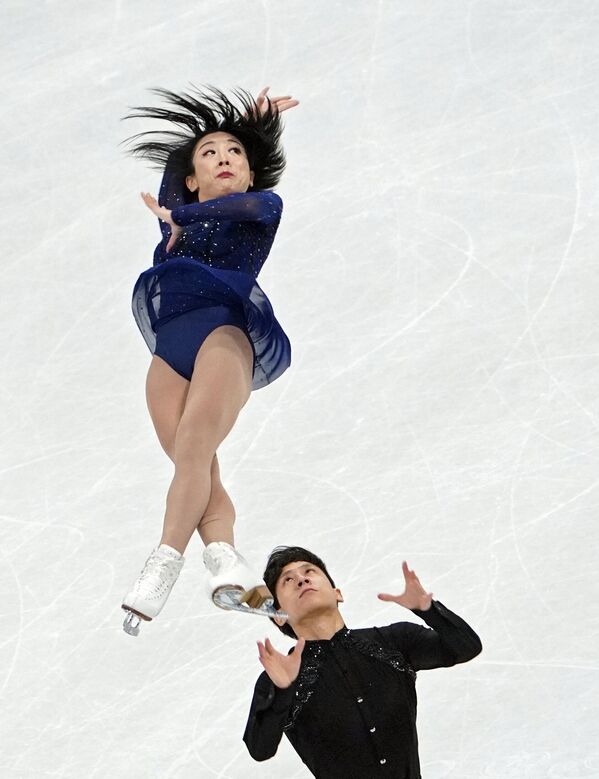 El resto de los patinadores deberán pasar por la ronda preolímpica, que tendrá lugar en Oberstdorf, Alemania, del 22 al 25 de septiembre, para participar en las Olimpiadas de Invierno Pekín 2022. En la foto: los campeones mundiales y pareja de patinadores chinos Sui Wenjing y Han Cong. - Sputnik Mundo