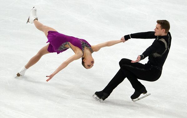 Debido a la pandemia de COVID-19, este año el evento fue realizado sin público. Sin embargo, muchos criticaron las medidas de bioseguridad tomadas para evitar el contagio por no considerarlas suficientes. En la foto: Alexandra Boikova y Dmitri Kozlovski, bronce en la categoría patinaje en pareja. - Sputnik Mundo