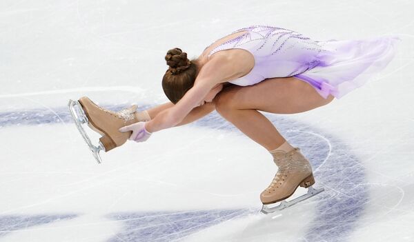 Alexandra Trusova, de 16 años, fue una de las sorpresas de la noche, igual que Sherbakova, ya que también era su primera competición internacional. A base de saltos cuádruples logró los 217,20 para colgarse la medalla de bronce. - Sputnik Mundo