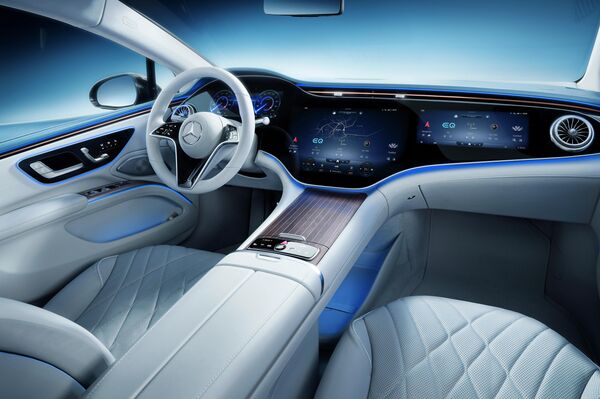 El interior del Mercedes EQS con el panel interactivo Hyperscreen - Sputnik Mundo