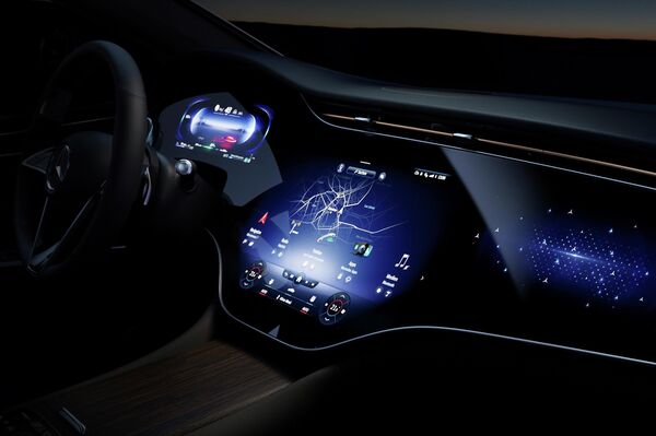 El interior del Mercedes EQS con el panel interactivo Hyperscreen - Sputnik Mundo