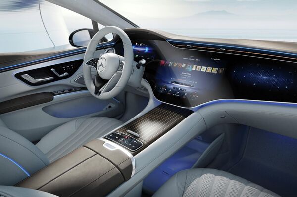 El interior del Mercedes EQS con el panel interactivo Hyperscreen - Sputnik Mundo
