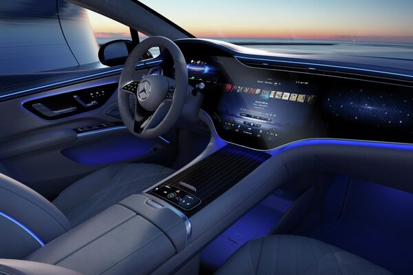 El interior del Mercedes EQS con el panel interactivo Hyperscreen - Sputnik Mundo