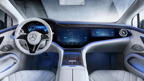 El interior del Mercedes EQS con el panel interactivo Hyperscreen - Sputnik Mundo