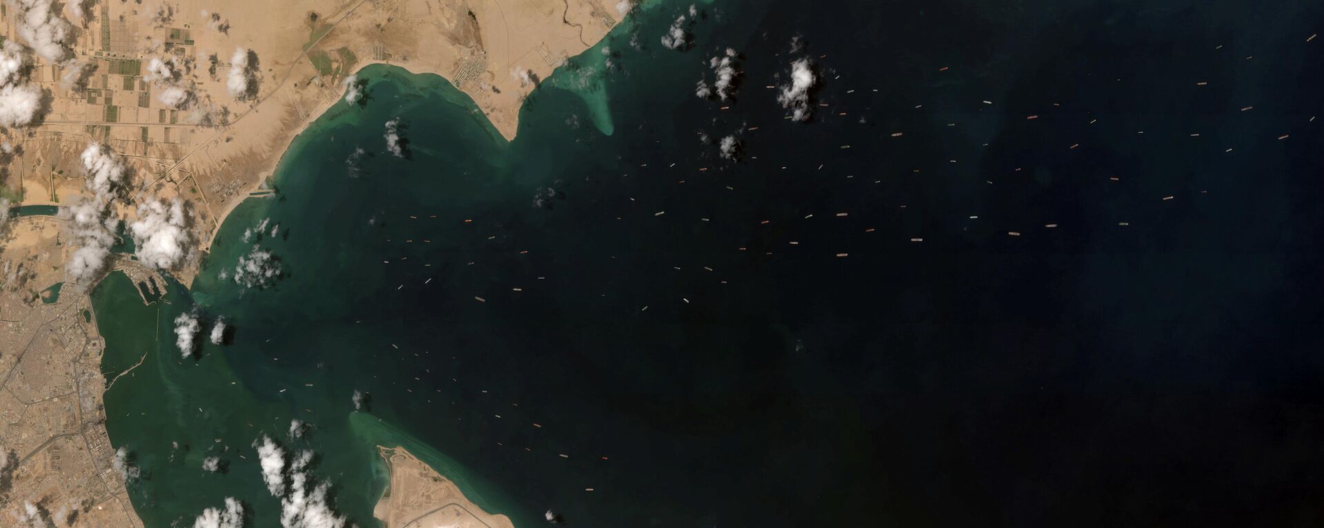 Barcos esperando para entrar al canal de Suez - Sputnik Mundo, 1920, 28.03.2021