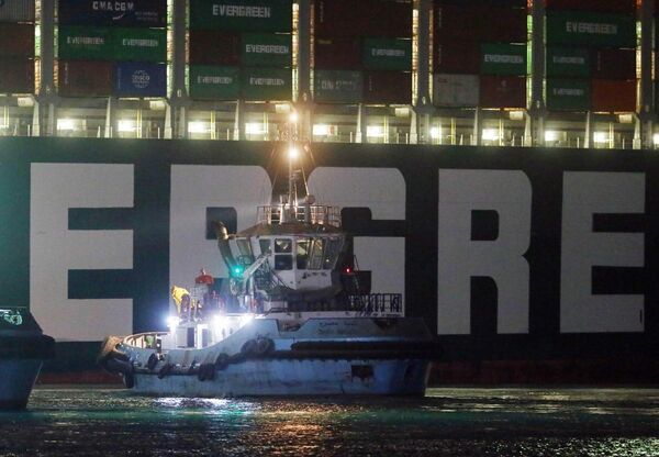 Mover el supercarguero Ever Given era como &quot;intentar levantar a una ballena de la playa&quot;, según Peter Berdowski, director ejecutivo de la empresa holandesa de servicios marítimos Boskalis, cuya filial Smit Salvage tomó parte en la operación. Antes la empresa también había rescatado el crucero italiano Costa Concordia y el submarino nuclear ruso Kursk. - Sputnik Mundo