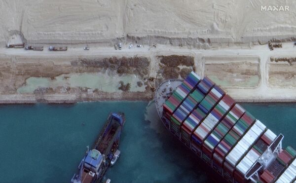 El carguero Ever Given se dirigía desde China al puerto de Rotterdam, los Países Bajos, bajo la bandera panameña. Como causa principal de lo ocurrido se señala el empeoramiento de la visibilidad por una tormenta de arena y un viento huracanado. Como resultado el buque se desvió y quedó atascado, bloqueando todo el tráfico marítimo. - Sputnik Mundo