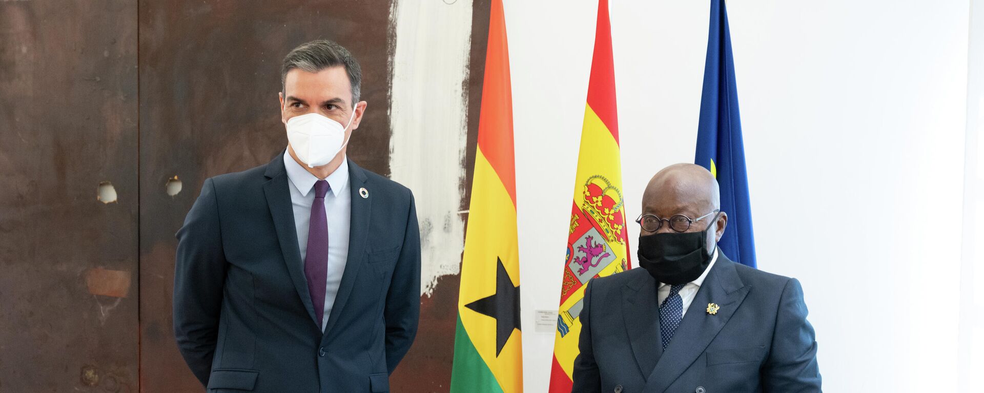 El presidente del Gobierno, Pedro Sánchez, y el presidente de la República de Ghana, Nana Akufo-Addo, en una reunión en Madrid. - Sputnik Mundo, 1920, 29.03.2021