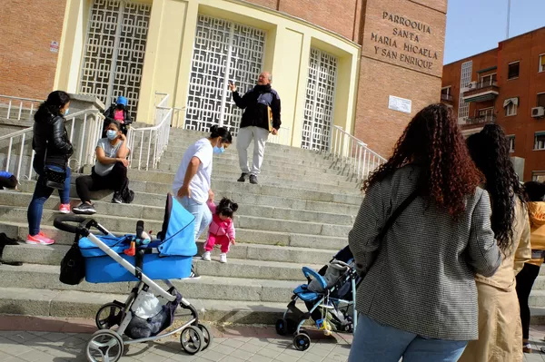 Conrado Giménez, de la Fundación Madrina, durante el reparto de alimentos en Madrid Conrado Giménez, de la Fundación Madrina, durante el reparto de alimentos en Madrid - Sputnik Mundo