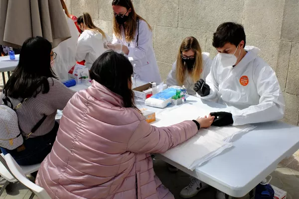 Voluntarios de la Fundación Madrina haciendo pruebas gratuitas de COVID-19 Voluntarios de la Fundación Madrina haciendo pruebas gratuitas de COVID-19 - Sputnik Mundo