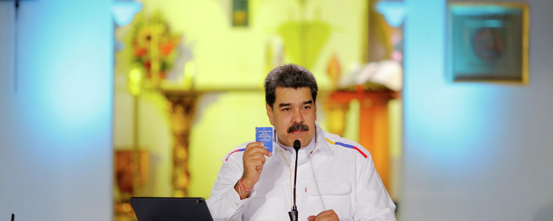 El presidente de Venezuela, Nicolás Maduro, sostiene un ejemplar de la Constitución venezolana durante un discurso en la televisión estatal - Sputnik Mundo, 1920, 29.03.2021