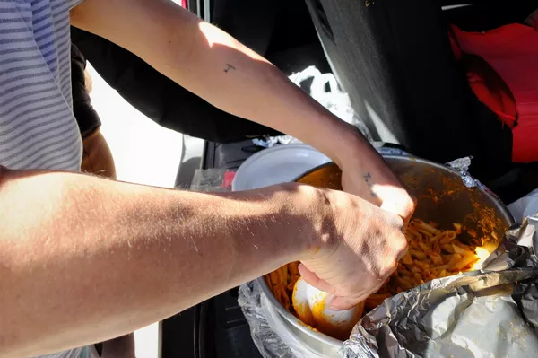 Reparto de comida entre voluntarios a la llegada a Santa María de Berrocal (Ávila) Reparto de comida entre voluntarios a la llegada a Santa María de Berrocal (Ávila) - Sputnik Mundo