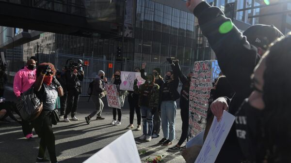 Protestas en EEUU en medio del juicio del policía acusado del homicidio de George Floyd - Sputnik Mundo