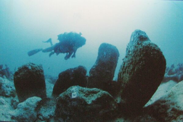 Atlit Yam es un asentamiento neolítico sumergido situado en la bahía de Atlit, cerca de la costa del Carmelo, en el territorio del actual Israel. Ocupaba una superficie de 40.000 metros cuadrados y constaba de casas rectangulares, chimeneas, un pozo y un círculo de piedras, que se remontaban a unos 7.000 años a.C. Las investigaciones del Instituto Nacional de Geofísica y Vulcanología de Italia en Pisa demostraron que la erupción del volcán Etna pudo haber provocado un tsunami, lo que a su vez ocasionó la inundación del asentamiento.  - Sputnik Mundo