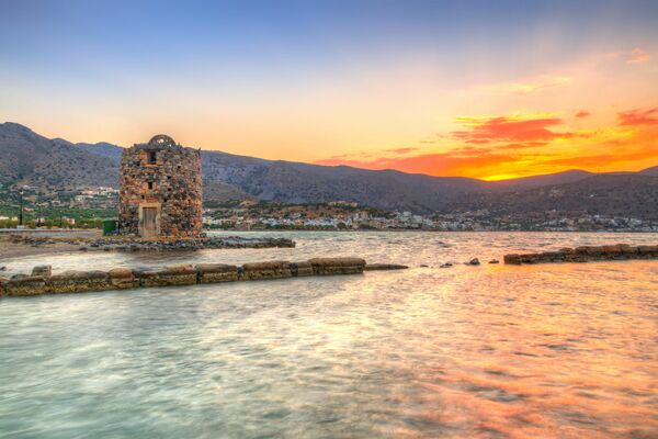 Olunte es una antigua polis que estaba situada en las proximidades de la actual ciudad de Elunda, en Creta, Grecia. Era una importante ciudad portuaria en el primer milenio antes de Cristo y era tan rica que incluso tenía su propia moneda. Los arqueólogos encontraron textos antiguos en las ruinas escritos en el dialecto dórico, mosaicos, templos precristianos y cristianos. No se sabe la causa exacta del hundimiento. Quizás la ciudad fue destruida por una erupción volcánica, un corrimiento de tierras, un terremoto o se hundió gradualmente debido a la erosión natural de la zona costera. Los restos de las murallas están tan cerca de la superficie del agua e incluso se puede caminar sobre ellos. - Sputnik Mundo