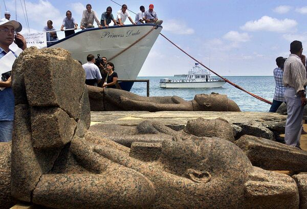 La ciudad portuaria de Heracleion, también conocida como Tonis, está situada en la desembocadura del Nilo. Era considerada la puerta de entrada a Egipto. La primera mención de la ciudad data del siglo XII a.C. y fue descrita por Heródoto y Estrabón. Fue encontrado en el año 2000 a una profundidad de 10 metros, a seis kilómetros de la costa. Se han descubierto y sacado a la superficie cientos de estatuas y losas de piedra con inscripciones en griego y egipcio antiguo, junto con monedas de oro y docenas de sarcófagos que podrían haber contenido animales momificados como ofrendas a los dioses. Los arqueólogos también han descubierto los restos de decenas de naufragios. A finales del siglo II a.C., una combinación de terremotos, tsunamis, subida del nivel del mar y erosión del suelo provocó la inundación de Heraklion. En la foto: antiguas estatuas de Heracleion elevadas a la superficie. - Sputnik Mundo