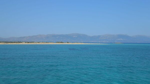 Pavlopetri es la ciudad hundida más antigua de la costa sur de Laconia (Grecia), cerca de la isla de Pavlopetri, de la que toma su nombre. En un área de unos 50.000 metros cuadrados, los científicos encontraron restos de edificios residenciales y religiosos, así como un cementerio. Pavlopetri estuvo habitada desde el año 4500 al 3200 a.C., con períodos de gran prosperidad entre los años 2800 y 2000 a.C. y 1600 y 1100 a.C. Se cree que la ciudad quedó sumergida hacia el año 1000 a.C. por el primero de los tres terremotos que sufrió la zona.En la foto: vista de la costa de Laconia, donde se encuentran las ruinas de Pavlopetri bajo el agua. - Sputnik Mundo