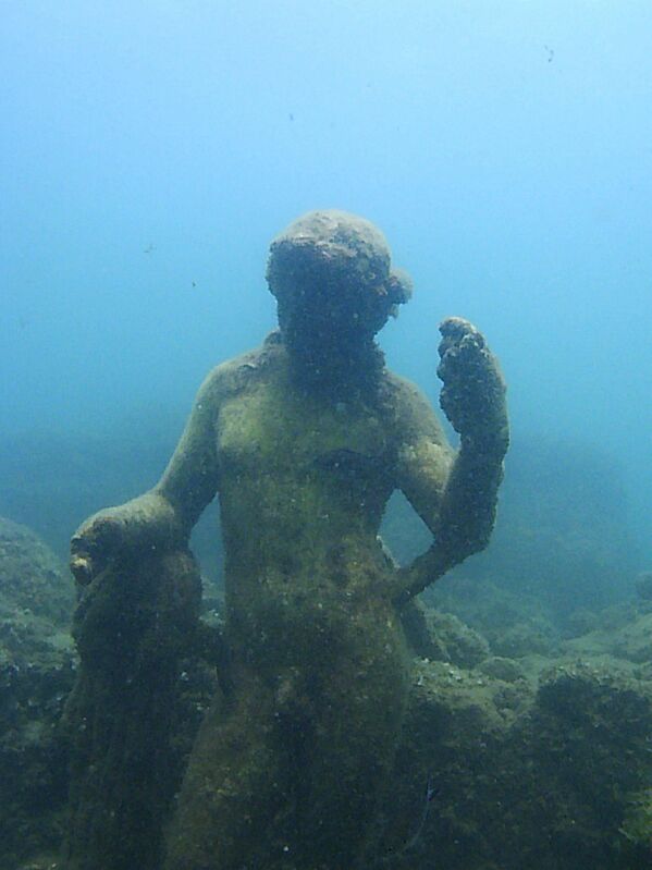 Bayas era un balneario muy popular de la Roma Antigua situado cerca de la actual Nápoles. Se denominó Bayas por el nombre del timonel de Ulises, Bayo. La mención más antigua data del año 178 a.C. No fue una verdadera ciudad, no tenía magistrados ni monumentos públicos. Fue más bien un conjunto de villas lujosas. En el siglo II a. C., comenzó a ser frecuentada por personajes de la aristocracia romana. Marco Licinio Craso, Lucio Licinio Luculo, Pompeyo, Julio César tuvieron allí sus residencias. Muchos poetas romanos incluidos Horacio, marcial, Séneca mencionan a Bayas en sus obras. La ciudad quedó parcialmente sumergida debido a la actividad bradisísmica local, que elevó y bajó la geología de la masa de tierra alrededor del golfo de Pozzuoli en el siglo VIII d.C. La franja costera de 100 metros con edificios se hundió, sólo las estructuras que se encontraban en la ladera quedaron en la superficie. Actualmente es una de las zonas arqueológicas más importantes de los alrededores de Nápoles. En la foto: una estatua en el parque arqueológico sumergido de Bayas. - Sputnik Mundo